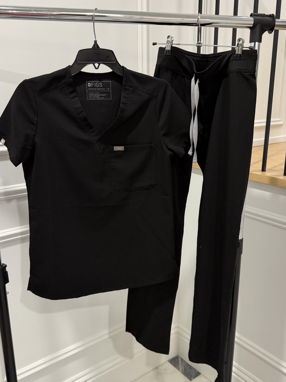 FIGS Scrub Top and Pants Set- Black 🖤